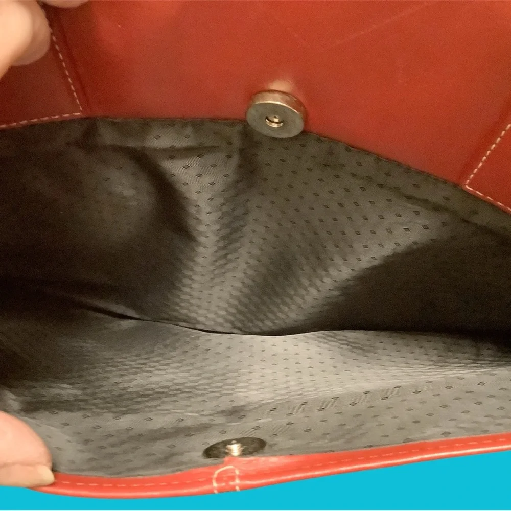 Targus introduces Jackie, a classic tote, attractive & loaded w/great features.
